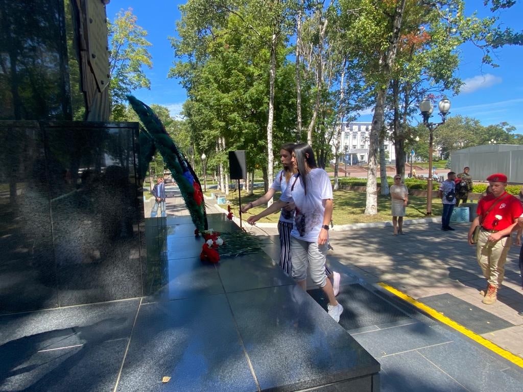 Сегодня волонтеры Победы возложили цветы к памятнику героям, освободившим город Корсаков от японских аккупантов. 